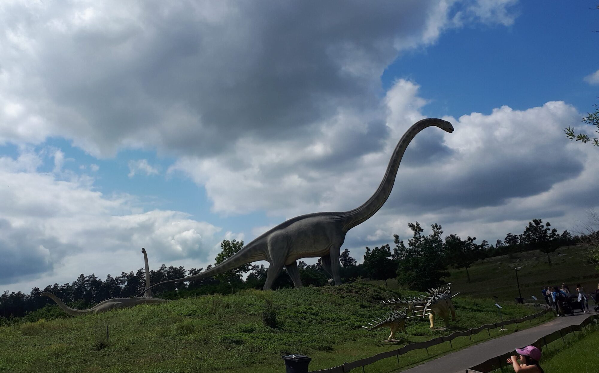 Brachiosaurus Figur auf einem Hügel im Freizeitpark Germendorf