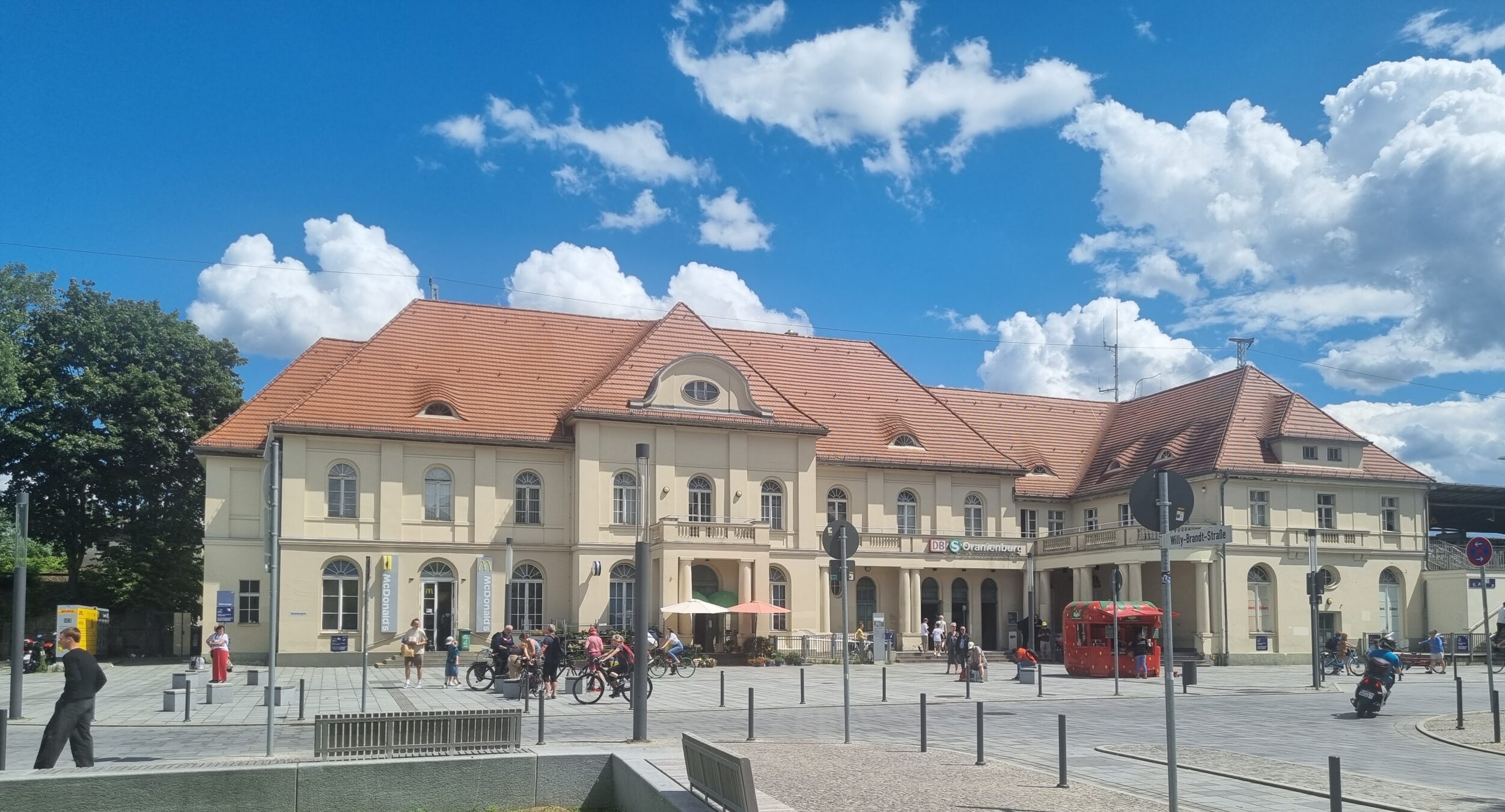 Bahnhof Oranienburg mit Bevölkerung