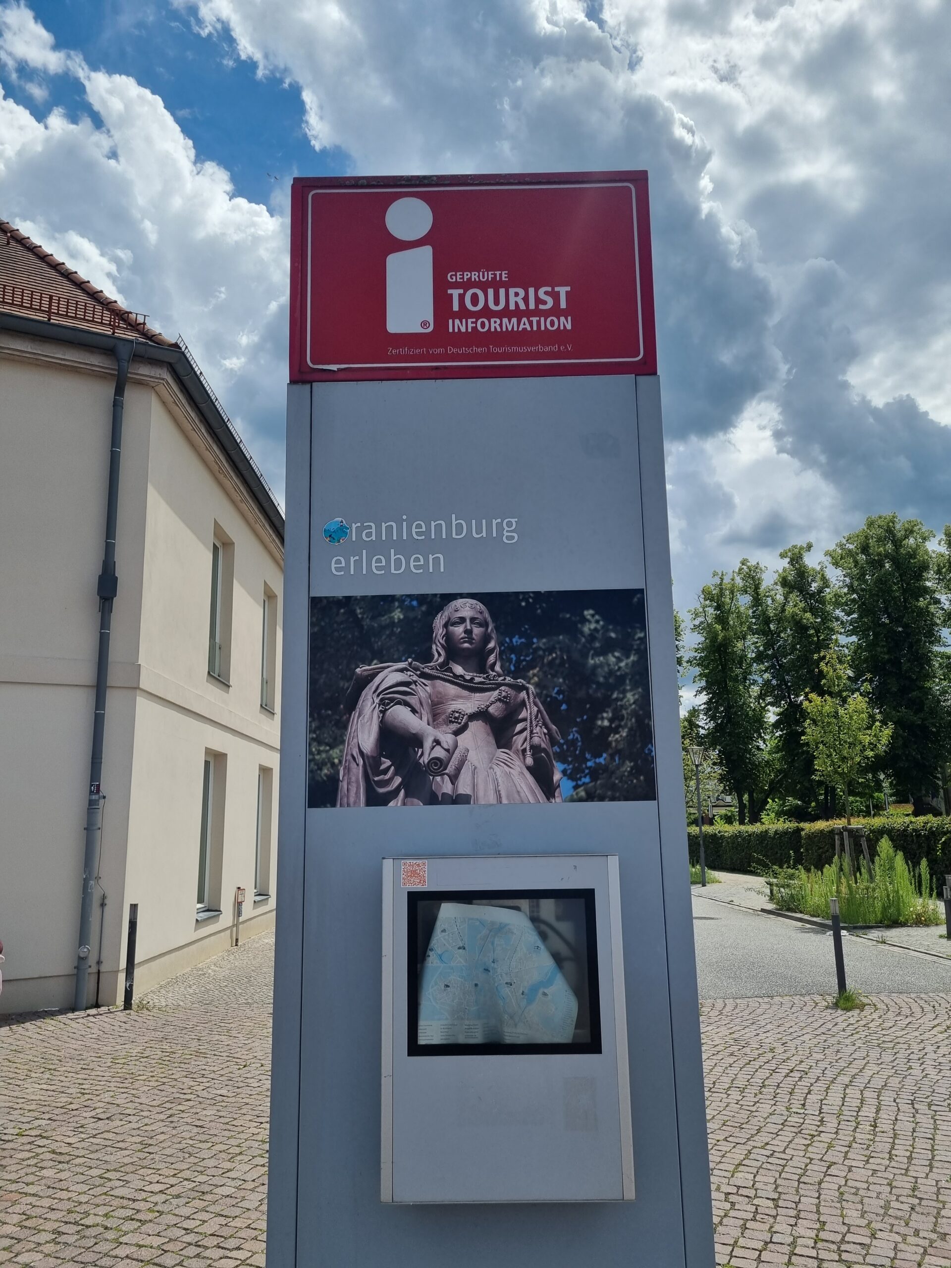 Säule, oberhalb rot und mit weißem i für Information und in der Mitte mit Bild von Kurfürstin von Oranien versehen.