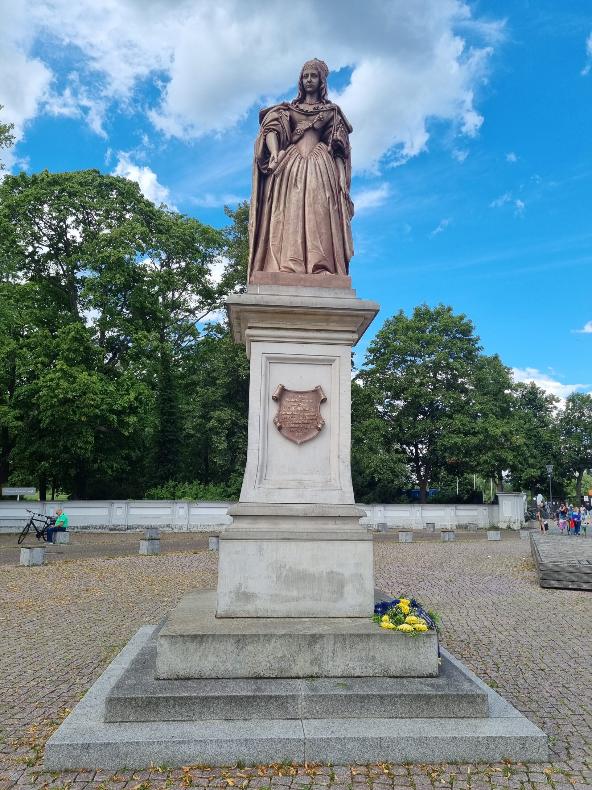 Zinkguss-Statue der Kurfürstin von Brandenburg. Denkmal auf einer Säule auf dem Schlossplatz