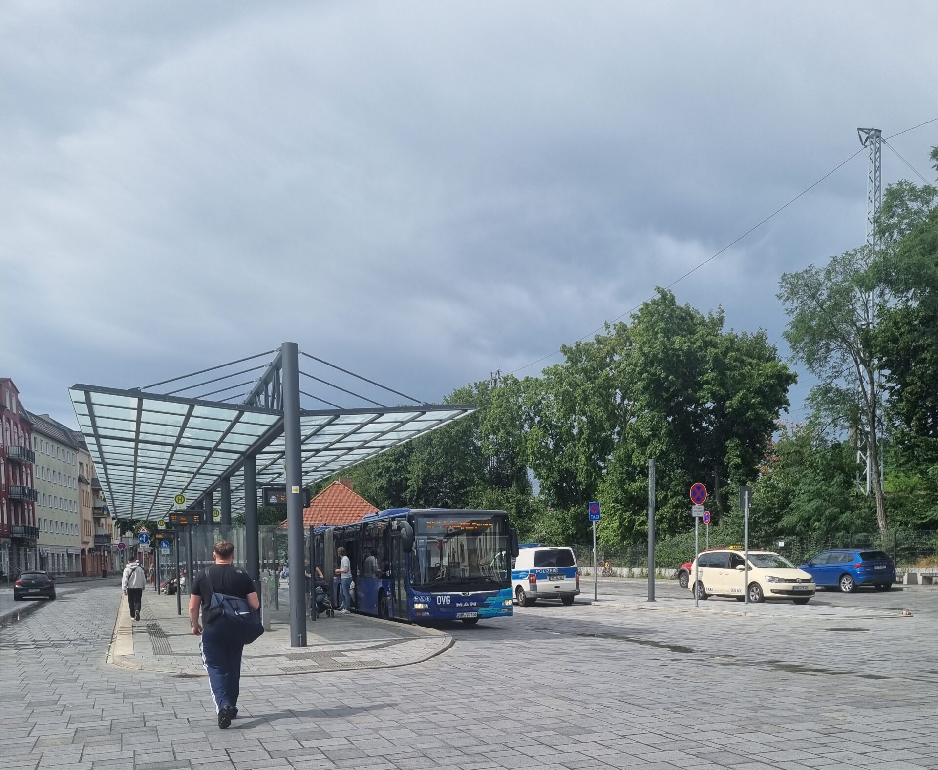 Bus und Bevölkerung am Busbahnhof Oranienburg