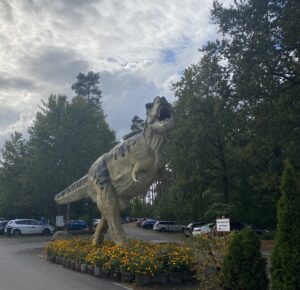 Große Tyrannosaurus Rex Figur auf dem Parkplatz vom Freizeitparkplatz Germendorf 