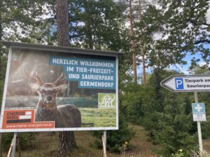 Großes Plakat 'Herzlich Willkommen' am Parkplatzeingang Freizeitpark Germendorf