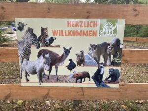 Poster an einem Holzzaun auf dem verschiedene Tiere zu sehen sind.