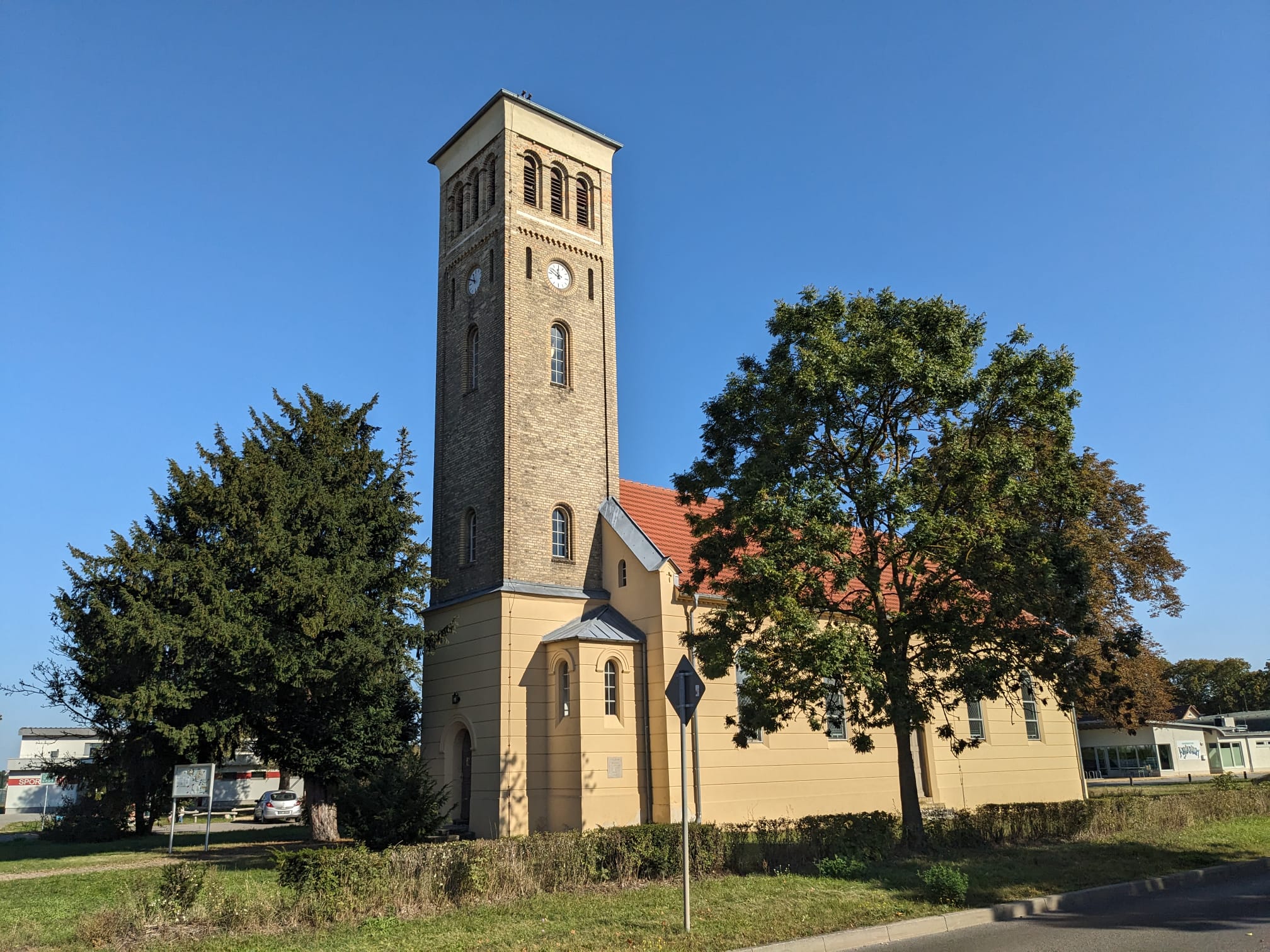 Evangelische Kirche Germendorf mit barockem Kanzelaltar, historischer Architektur und grüner Umgebung im Oranienburger Ortsteil Germendorf.