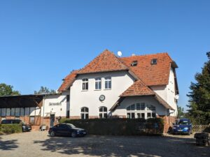 Ehemaliger Bahnhof von Germendorf, heute ein privates Wohnhaus mit Garten, historisches Ziegelgebäude in ruhiger Lage westlich von Oranienburg.